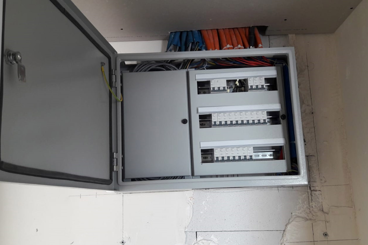 Ekşioğlu Koru Apartmanı elektrik işleri devam ediyor.
